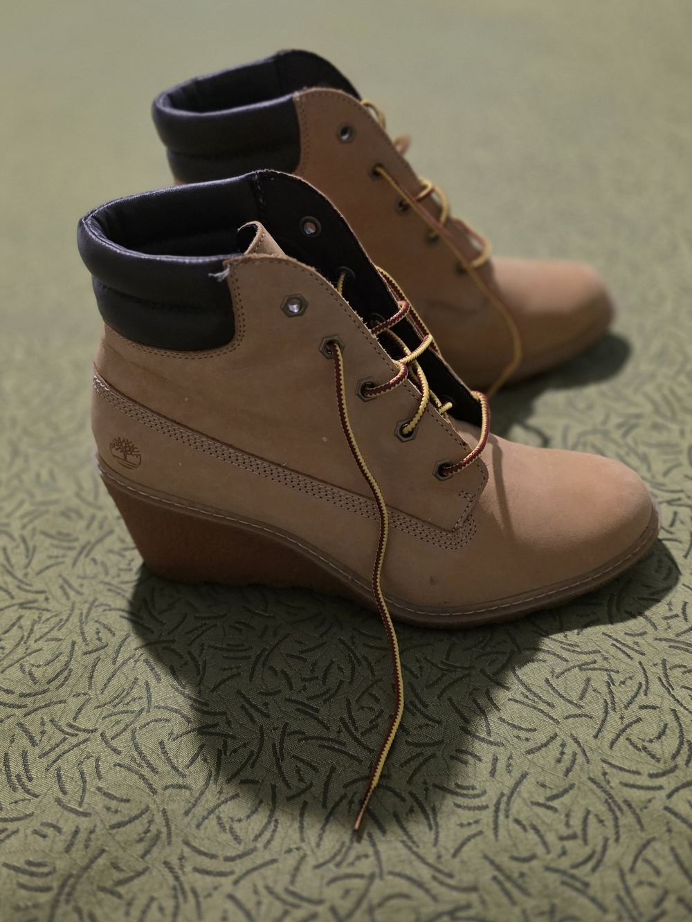 Timberland Women's Tan Wedge Lace-Up Boots with Brown Collar